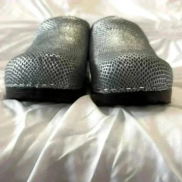Sanita Snakeskin print Leather Professional Slip-on Clogs Size 6.5 - Picture 2 of 9